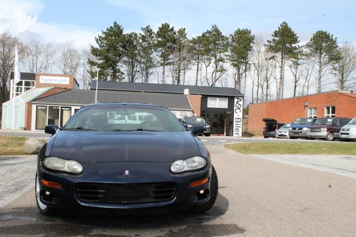 Blå Chevrolet Camaro fra 1999