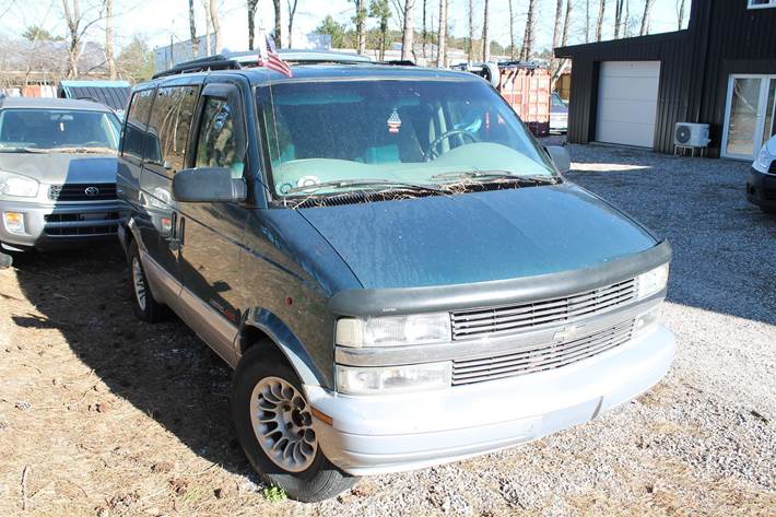 Blå Chevrolet Astro fra 1997 set udefra