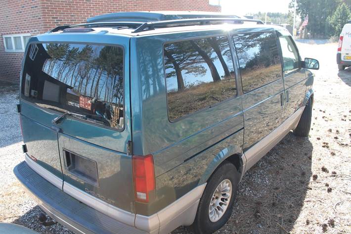 Blå Chevrolet Astro fra 1997 set udefra