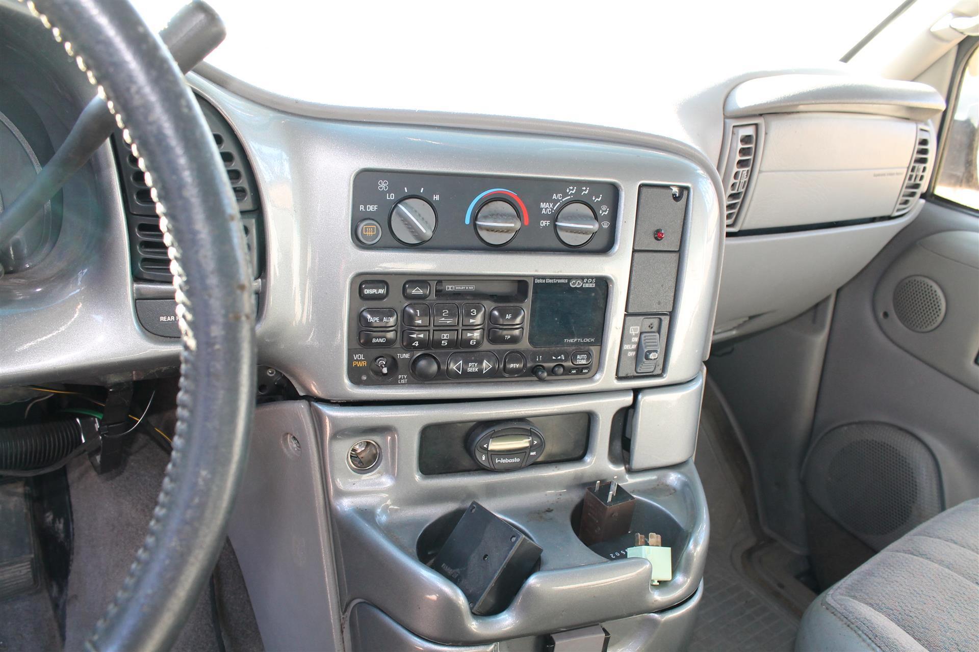 Blå Chevrolet Astro fra 1997 set indefra