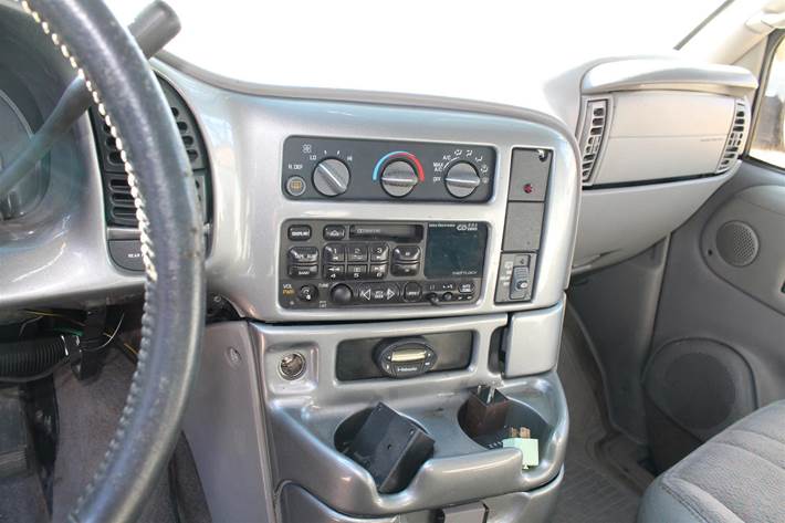 Blå Chevrolet Astro fra 1997 set indefra