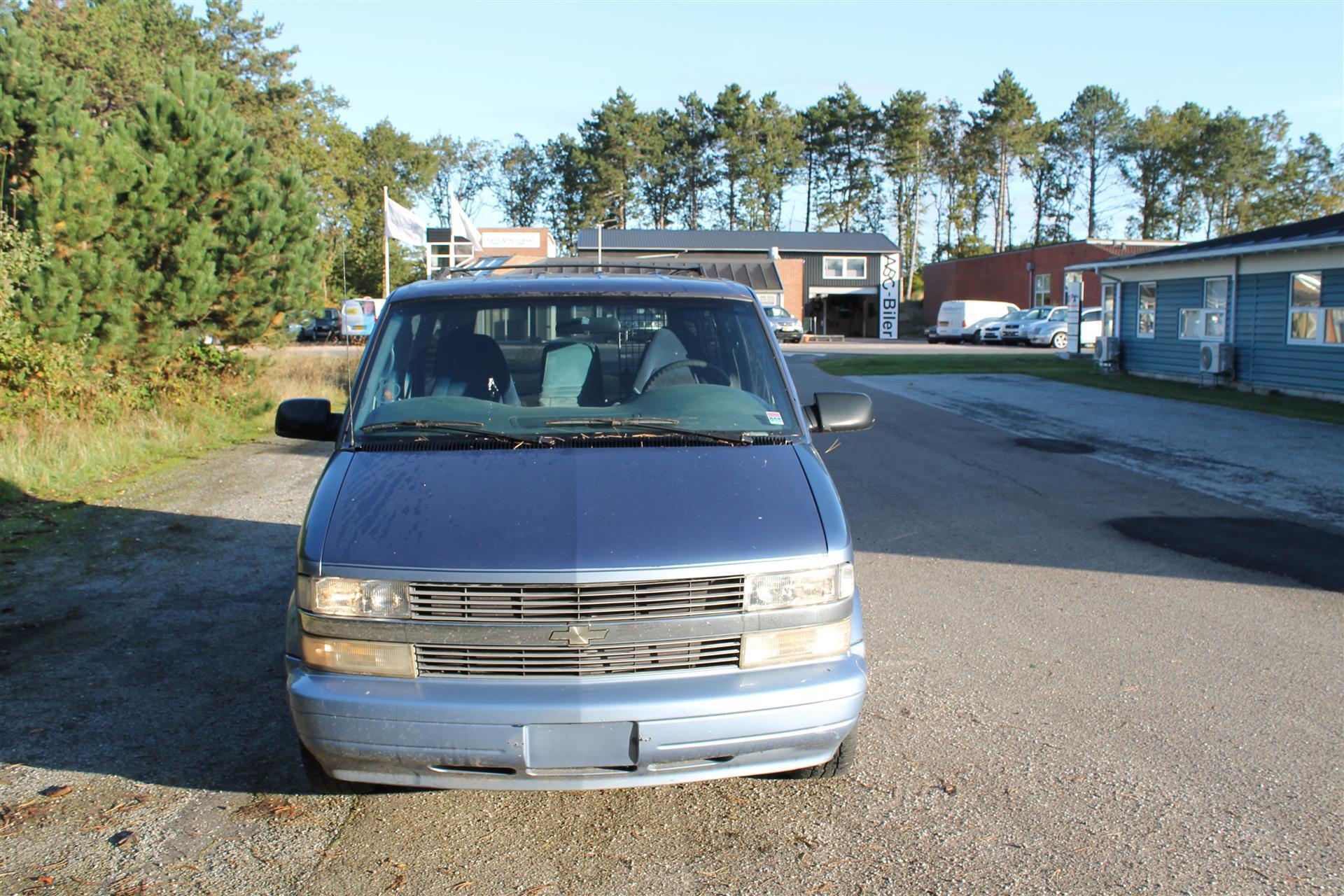 Blå Chevrolet Astro fra 1997 set udefra