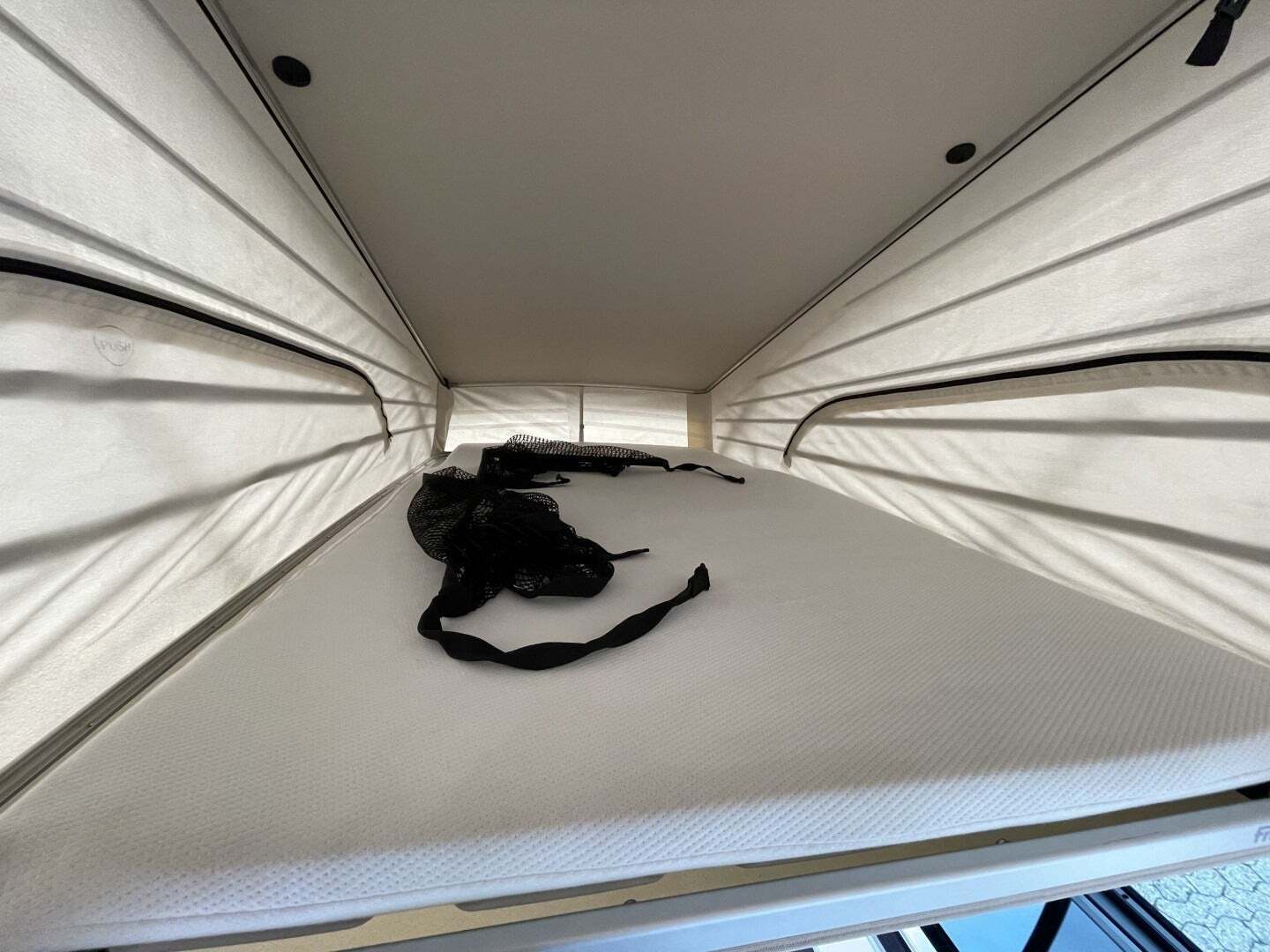 Hvid Mercedes V220 d fra 2021