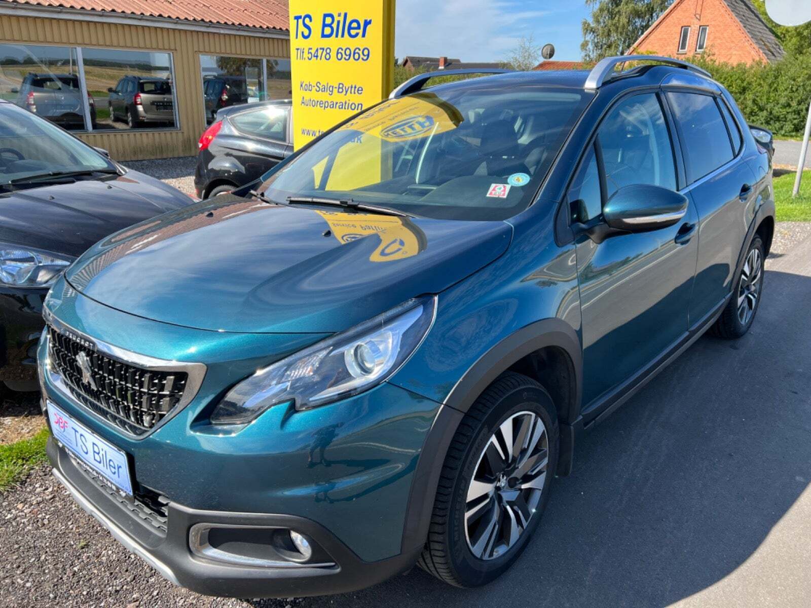 Grøn Peugeot 2008 fra 2017 set udefra