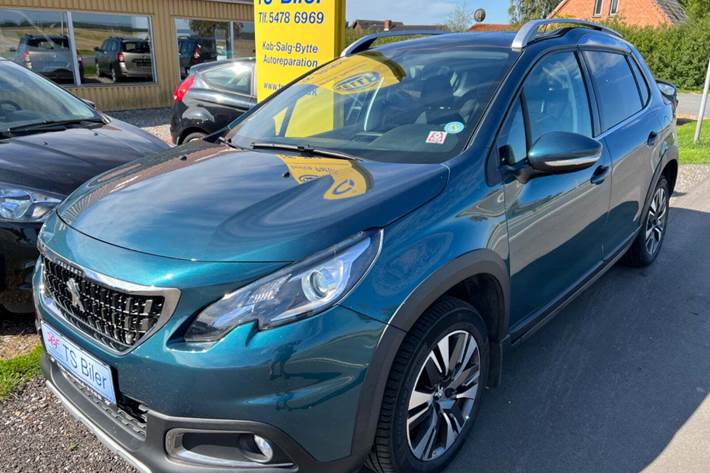 Grøn Peugeot 2008 fra 2017 set udefra