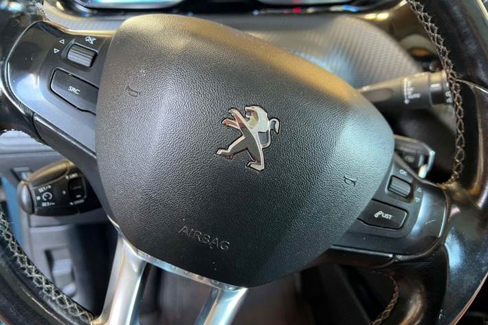 Grøn Peugeot 2008 fra 2017