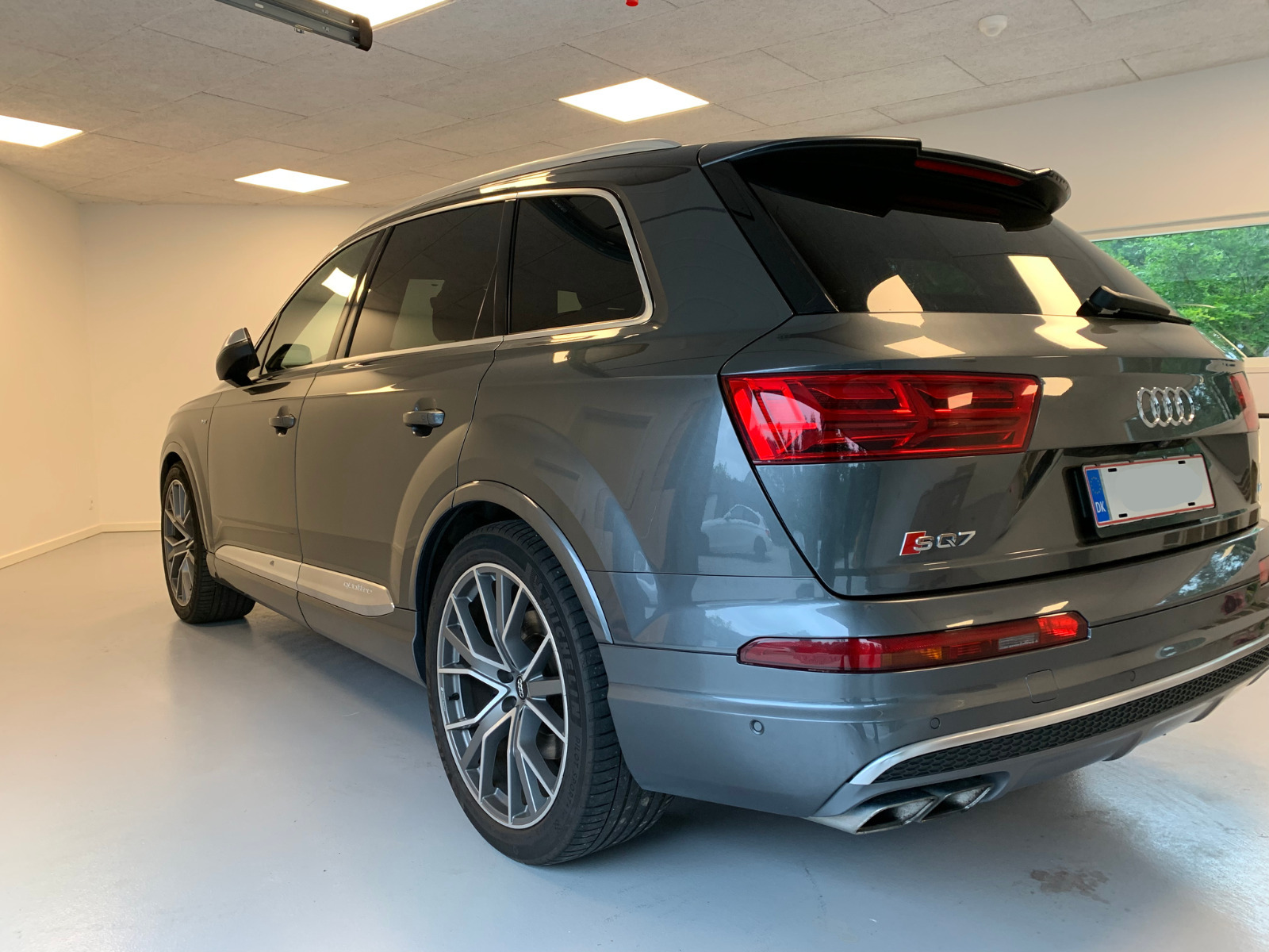 Grå Audi SQ7 fra 2017