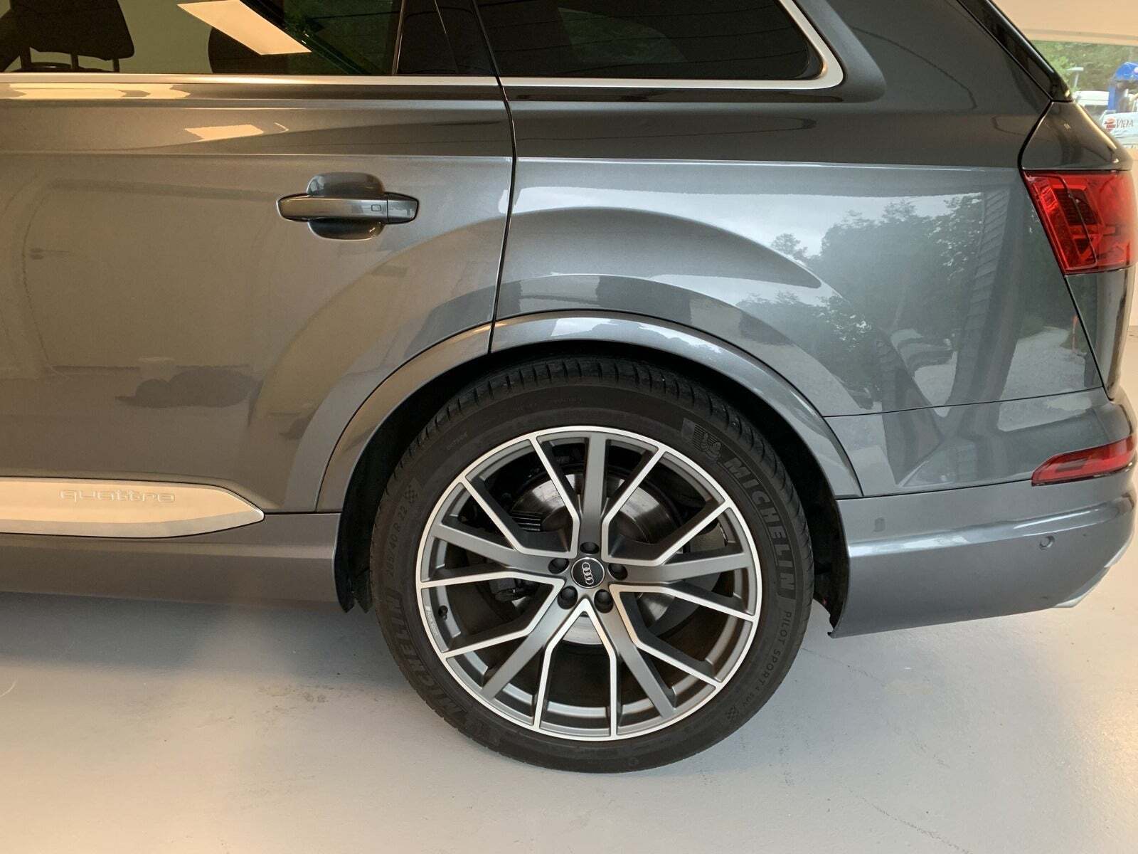 Grå Audi SQ7 fra 2017