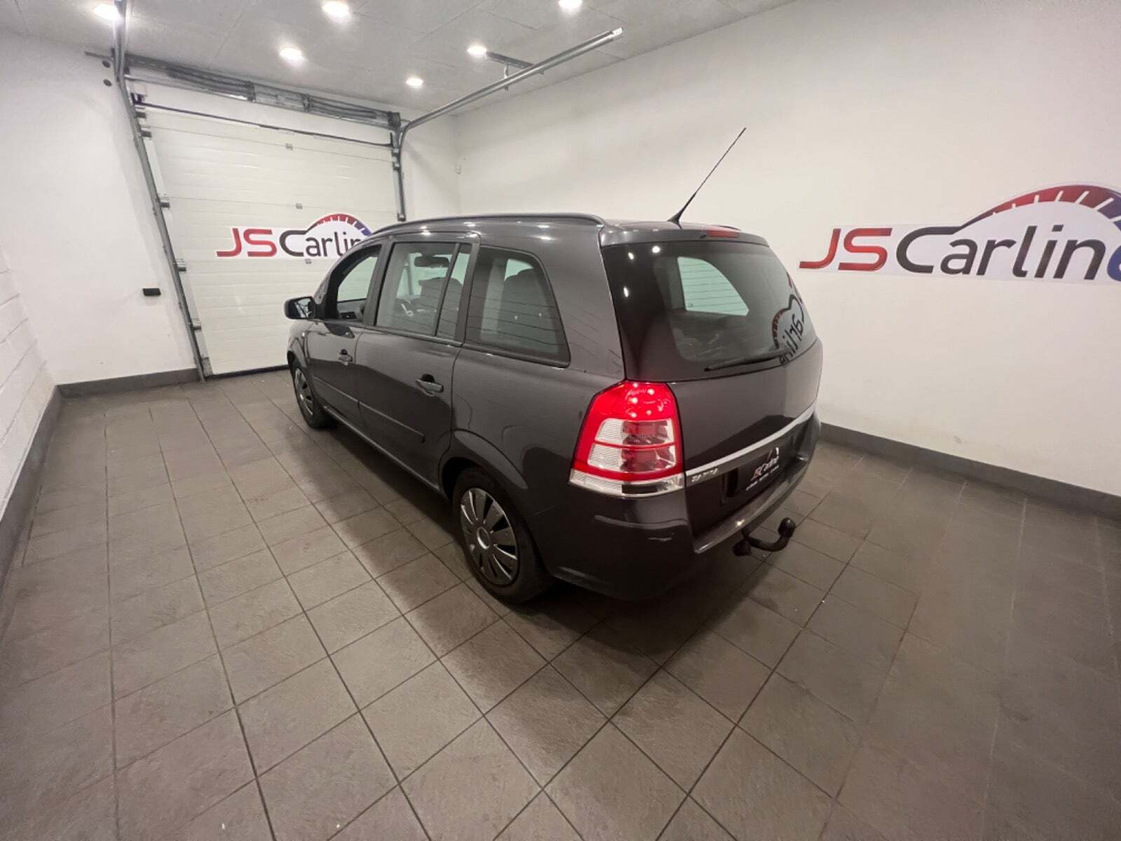 Grå Opel Zafira fra 2012
