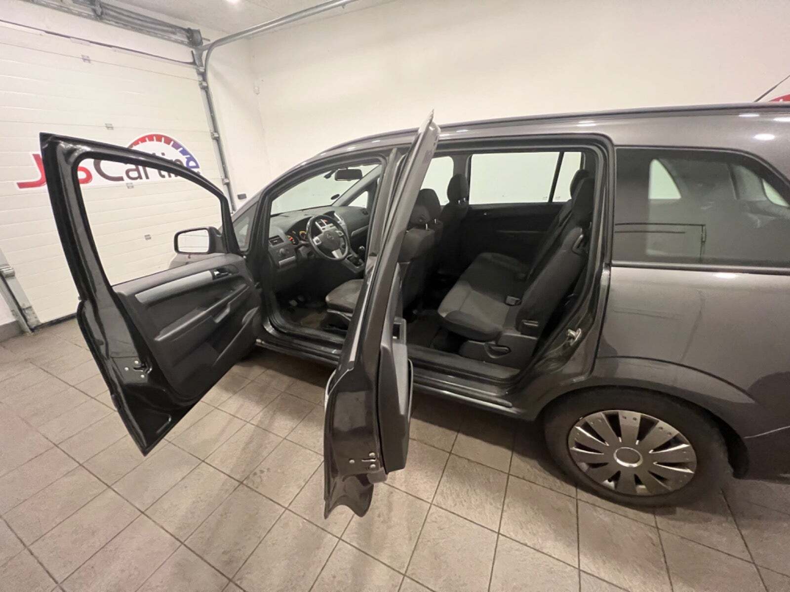 Grå Opel Zafira fra 2012