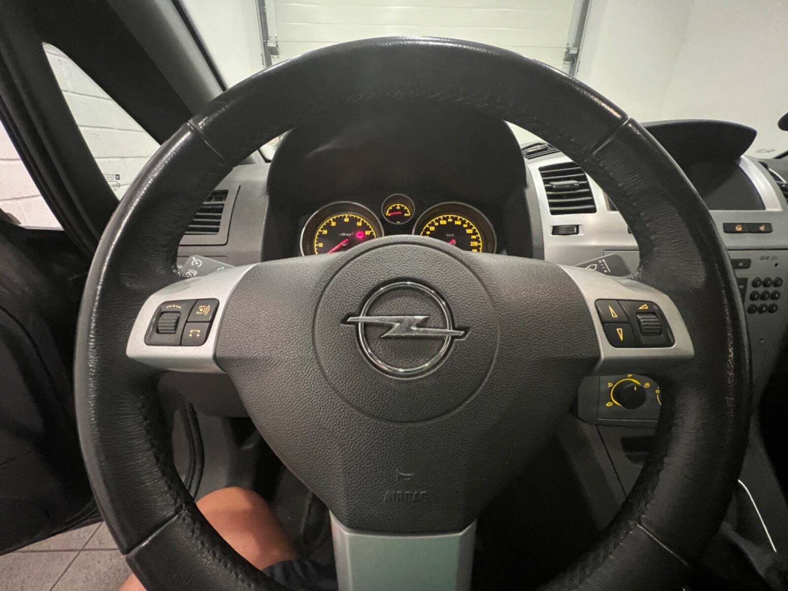 Grå Opel Zafira fra 2012