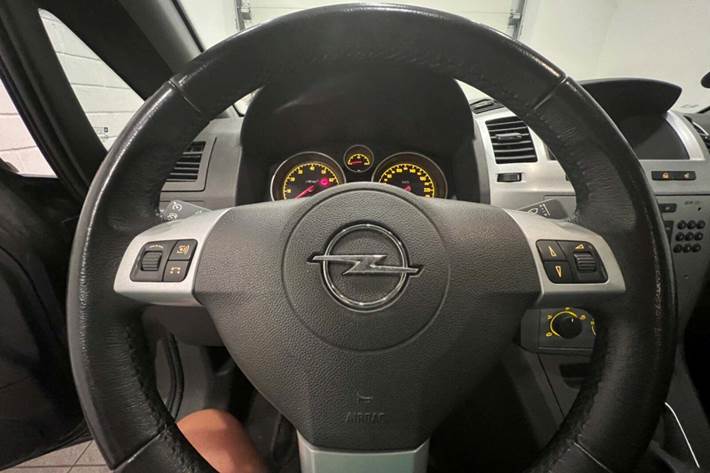 Grå Opel Zafira fra 2012