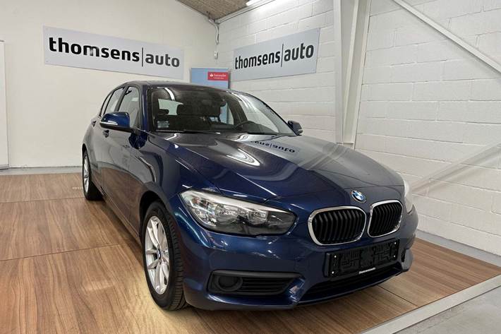 Blå BMW 120d fra 2019 set udefra