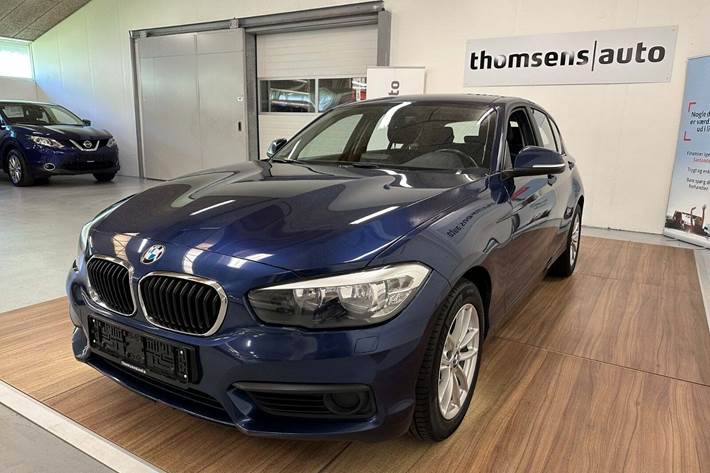 Blå BMW 120d fra 2019 set udefra
