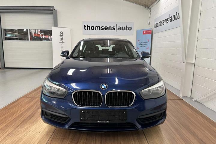 Blå BMW 120d fra 2019 set udefra
