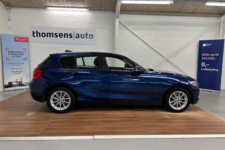 Blå BMW 120d fra 2019 set udefra