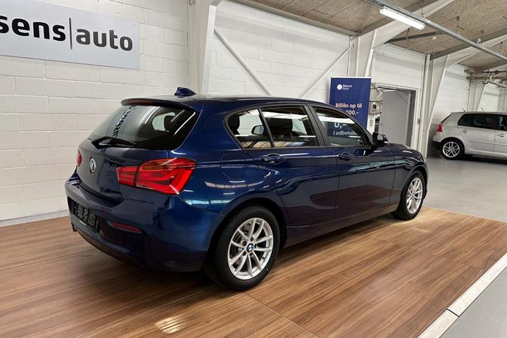Blå BMW 120d fra 2019 set udefra