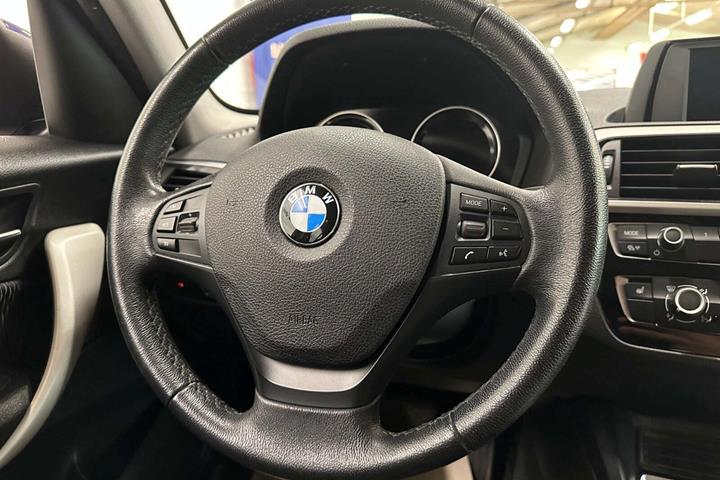 Blå BMW 120d fra 2019 set indefra