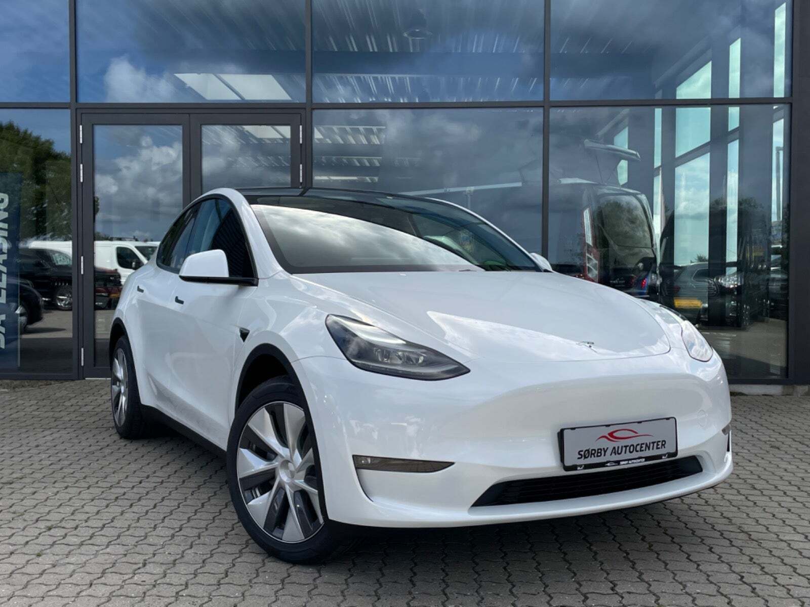 Grå Tesla Model Y fra 2023