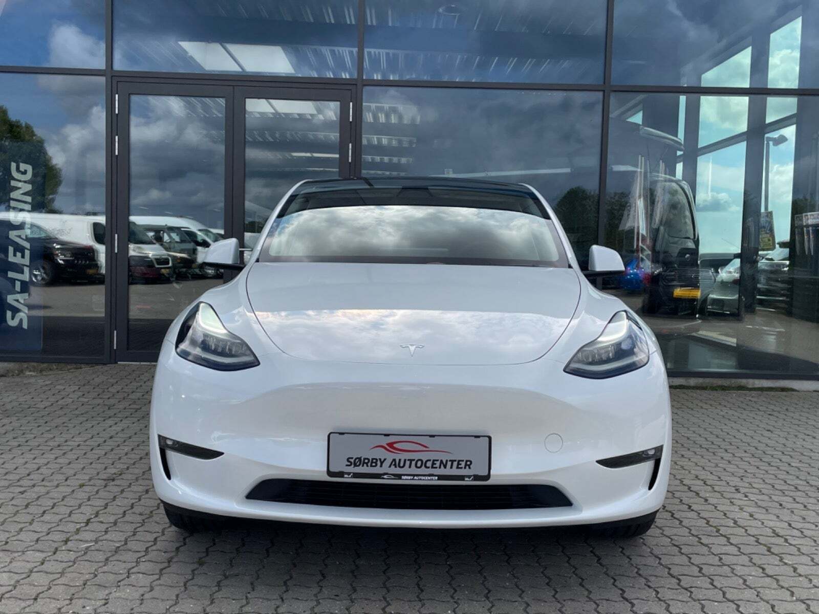 Grå Tesla Model Y fra 2023