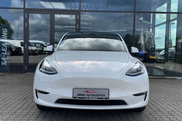 Grå Tesla Model Y fra 2023