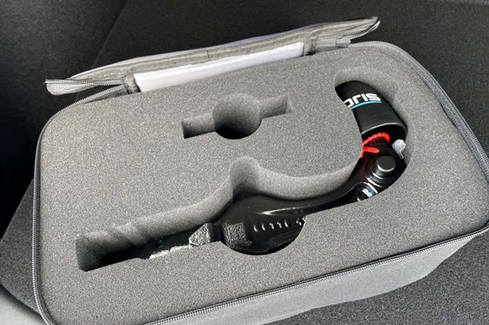 Grå Tesla Model Y fra 2023