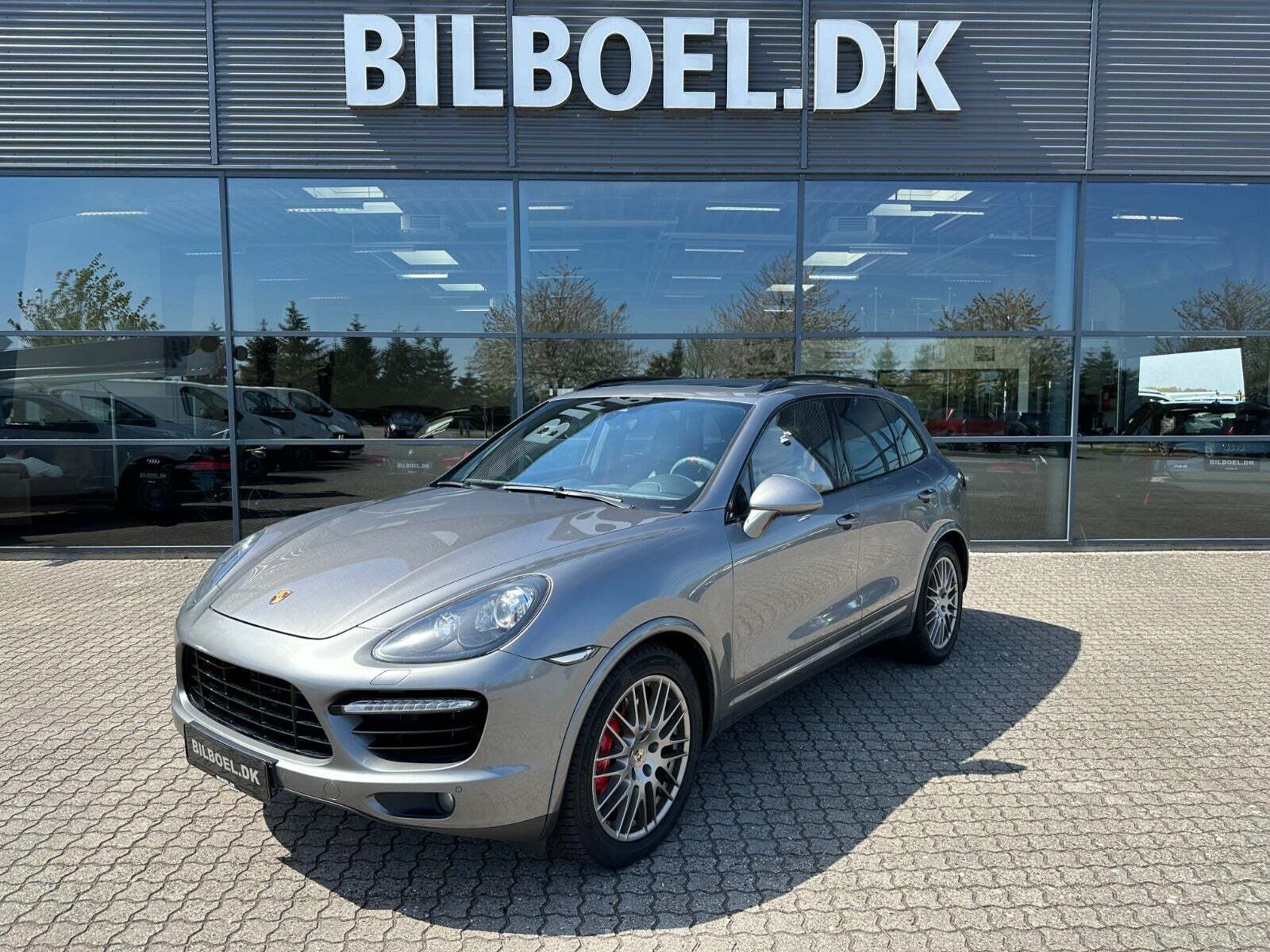 Grå Porsche Cayenne Turbo S fra 2013