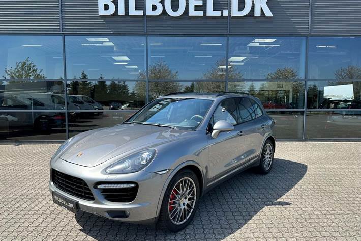 Grå Porsche Cayenne Turbo S fra 2013