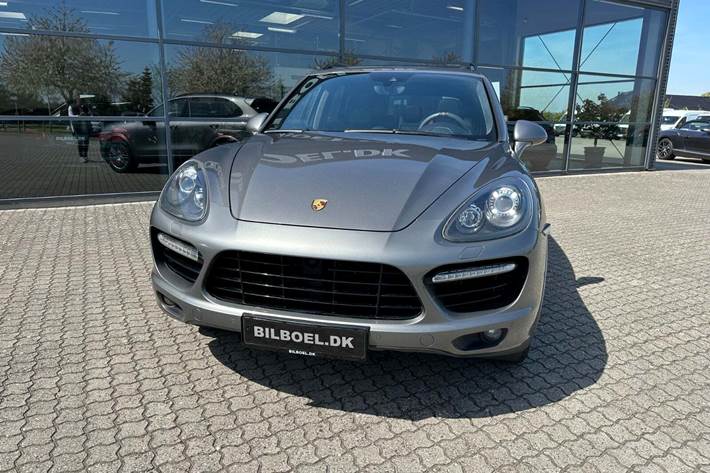 Grå Porsche Cayenne Turbo S fra 2013