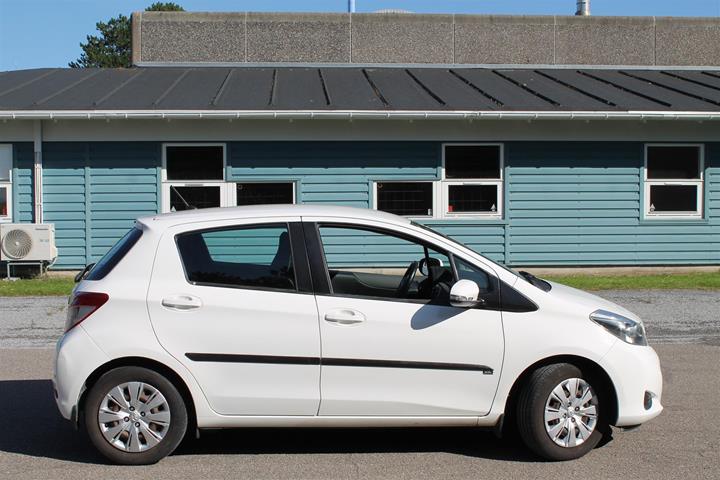 Hvid Toyota Yaris fra 2012