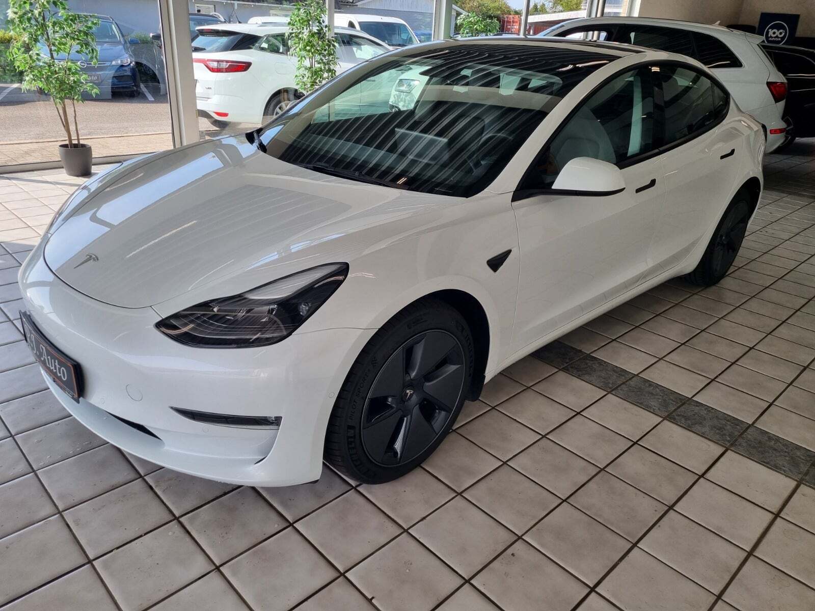 Grå Tesla Model 3 fra 2022