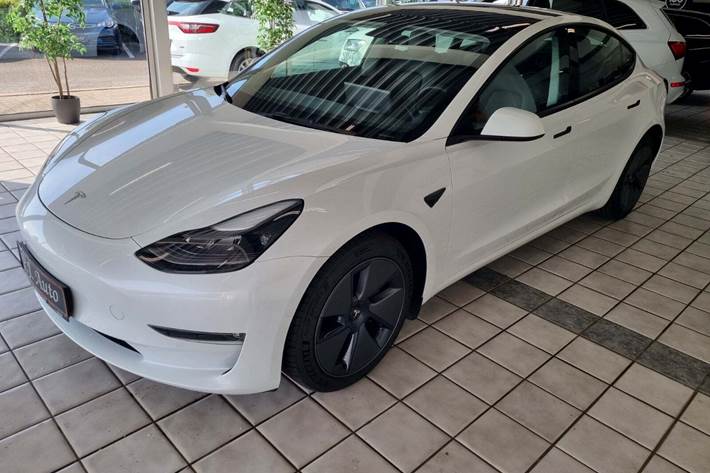 Grå Tesla Model 3 fra 2022