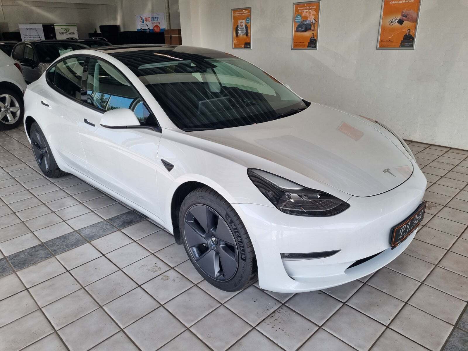 Grå Tesla Model 3 fra 2022