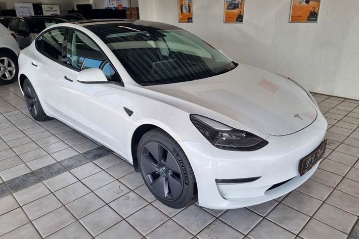 Grå Tesla Model 3 fra 2022