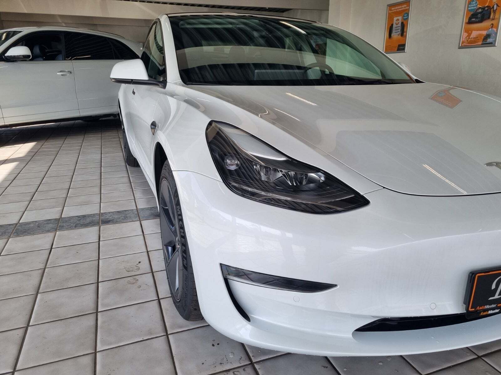 Grå Tesla Model 3 fra 2022
