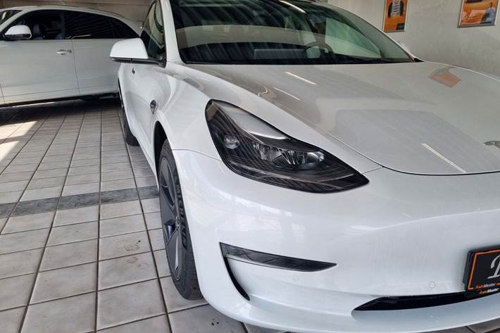 Grå Tesla Model 3 fra 2022