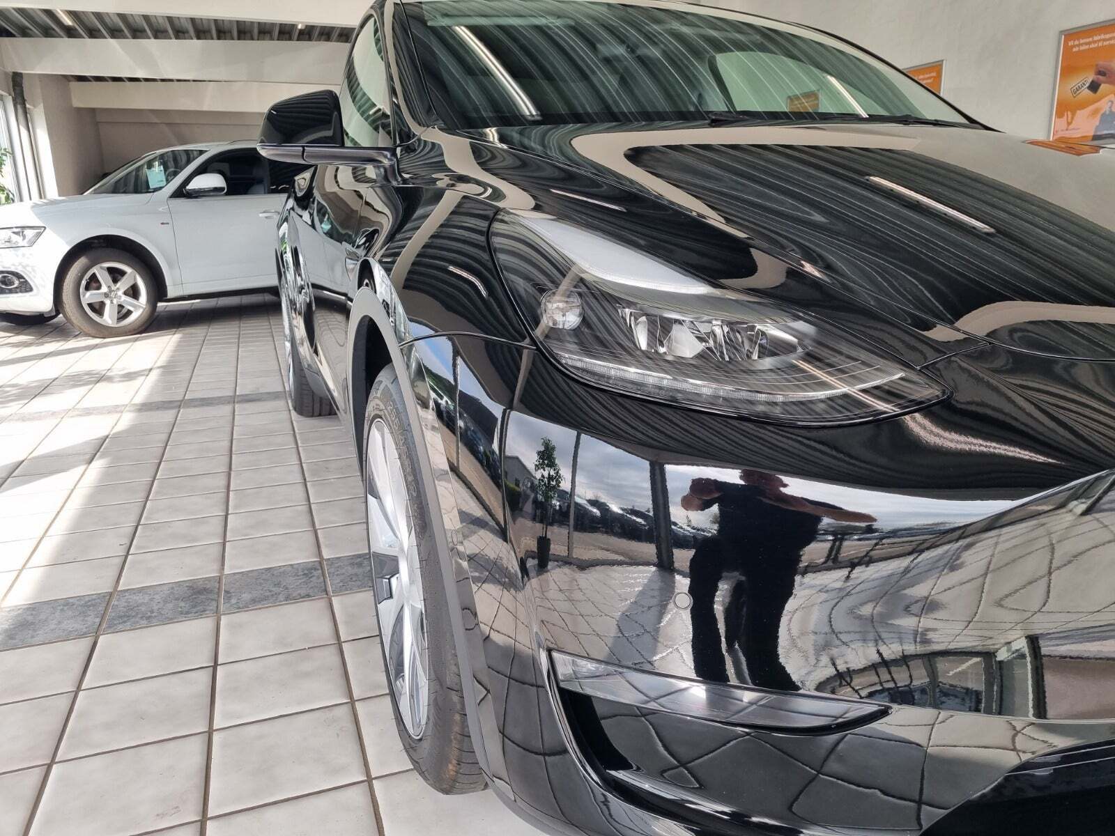 Grå Tesla Model Y fra 2023