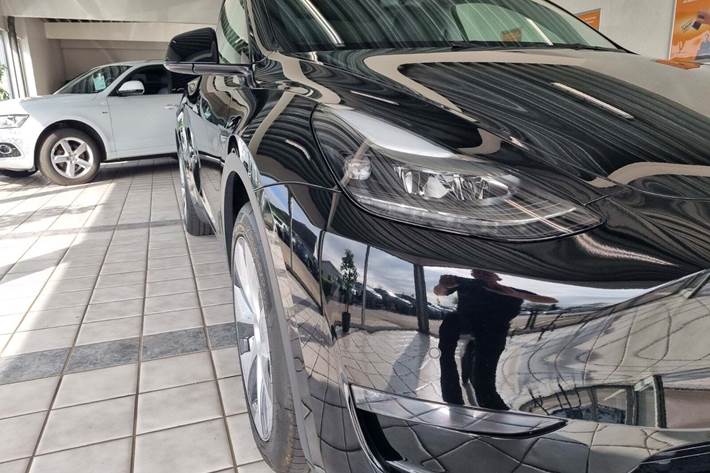 Grå Tesla Model Y fra 2023