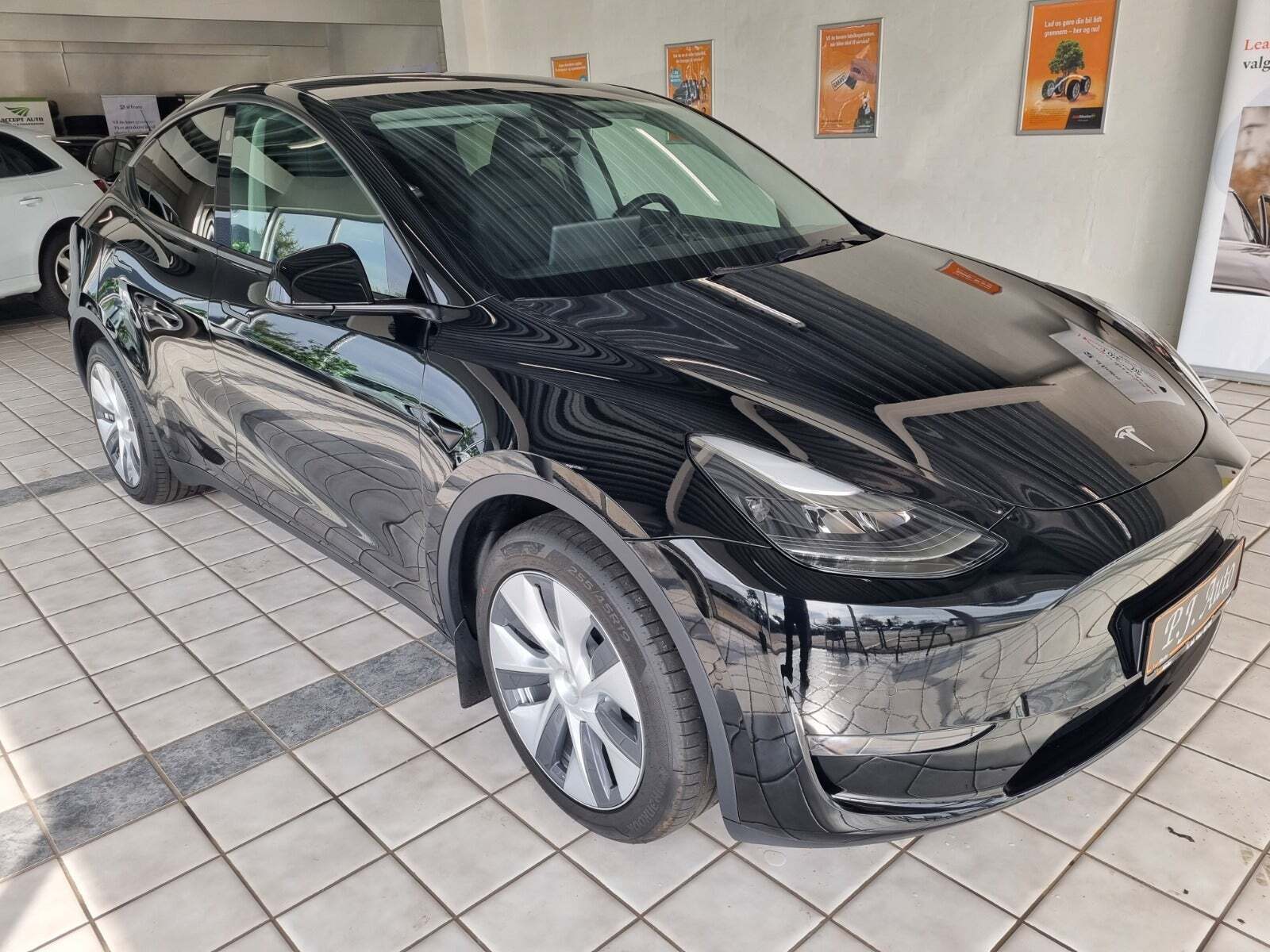 Grå Tesla Model Y fra 2023