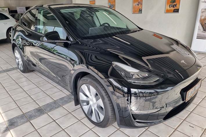 Grå Tesla Model Y fra 2023