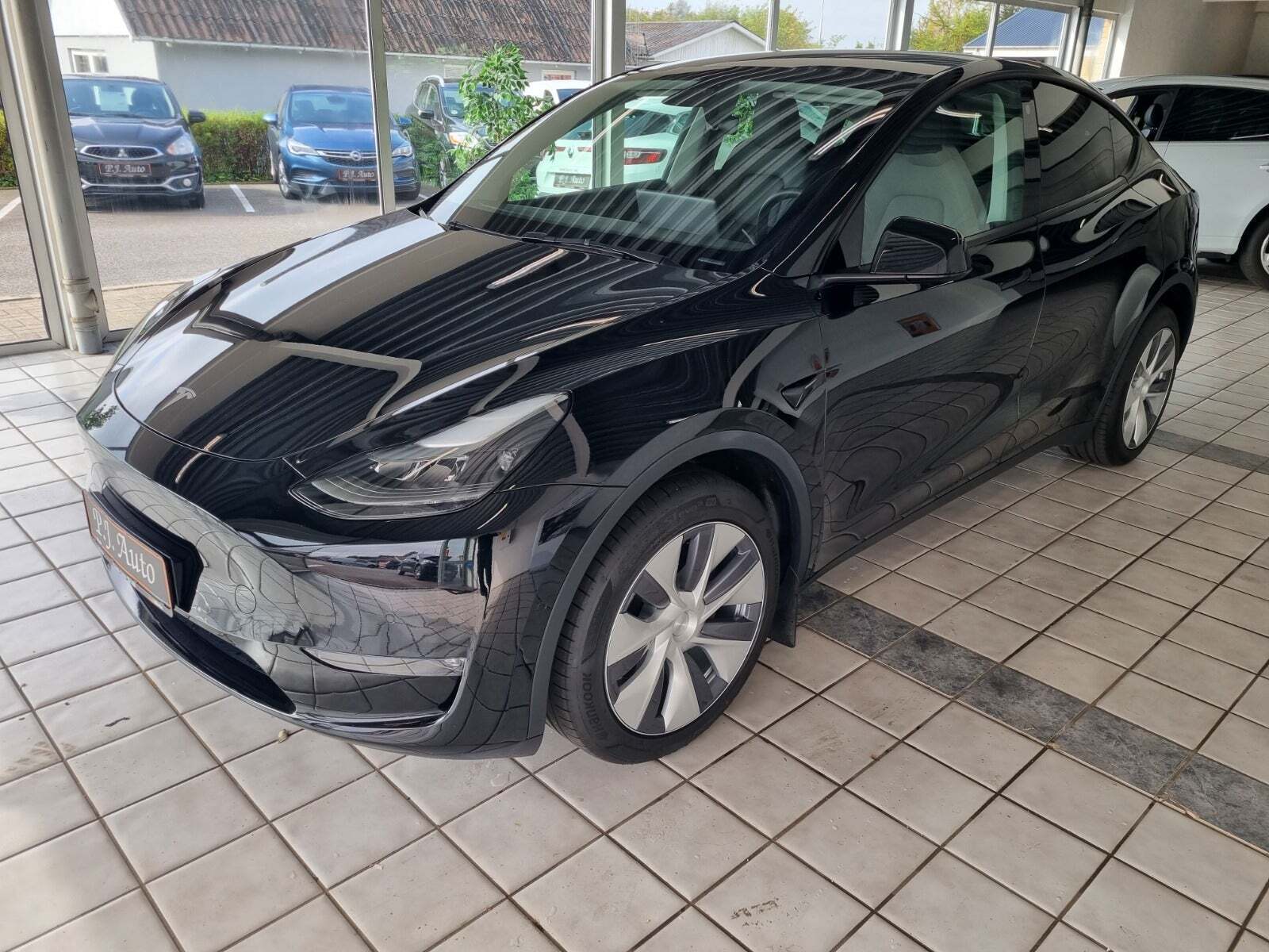 Grå Tesla Model Y fra 2023