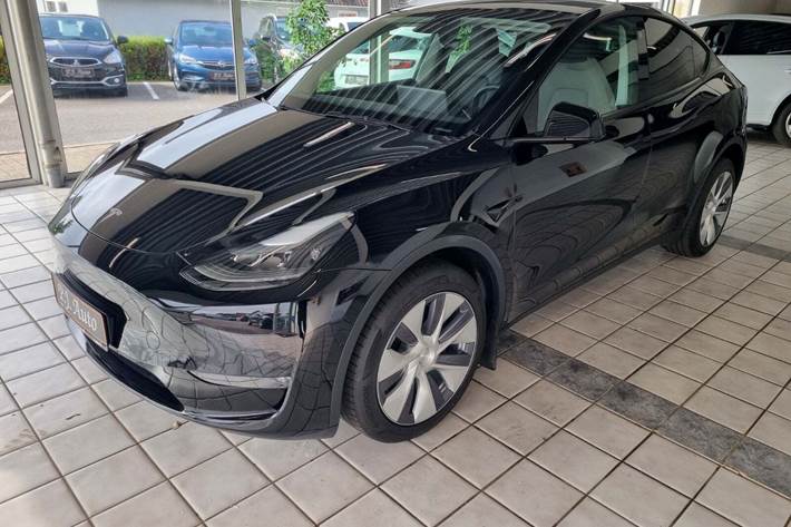 Grå Tesla Model Y fra 2023