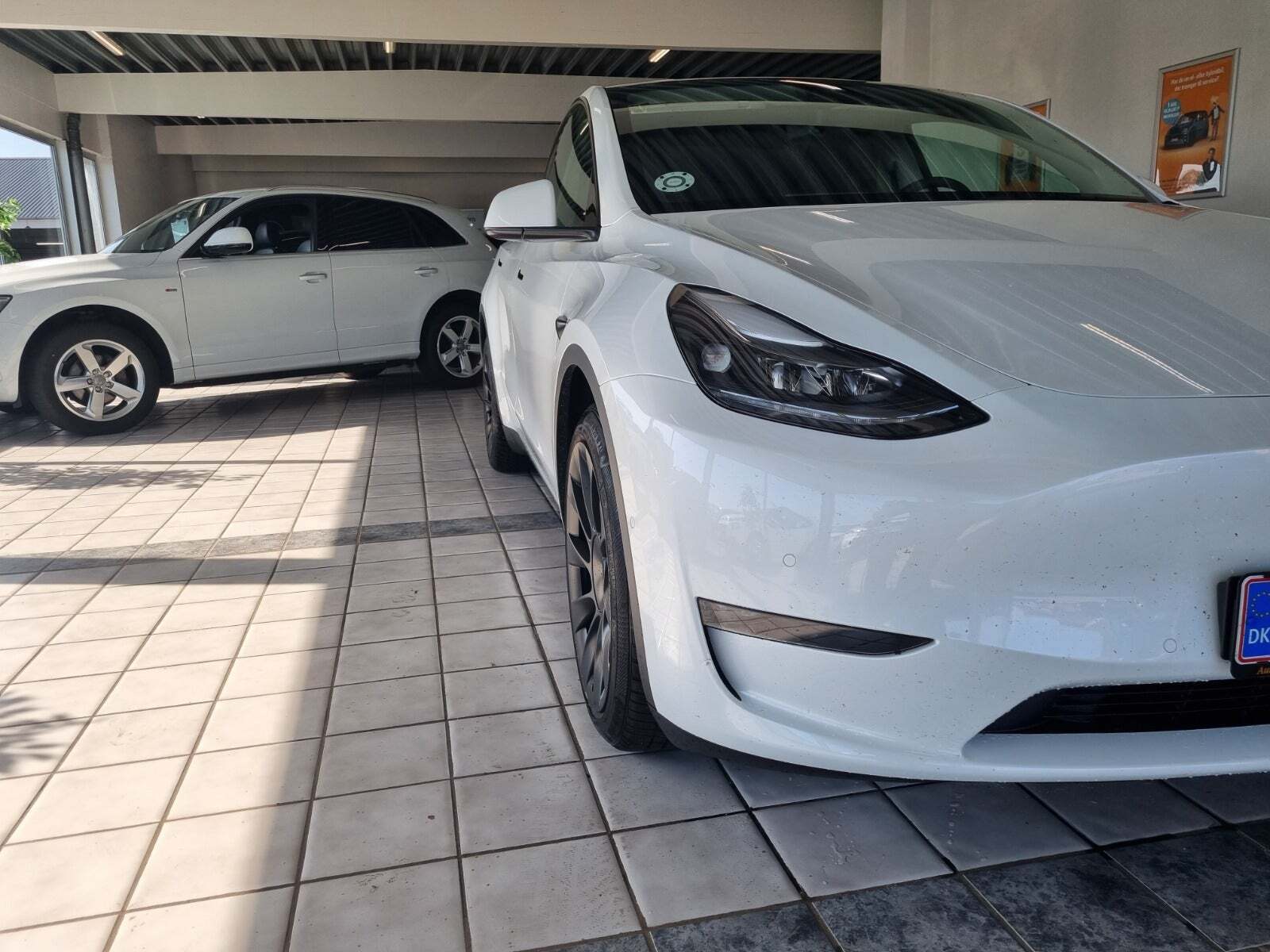 Hvid Tesla Model Y fra 2022