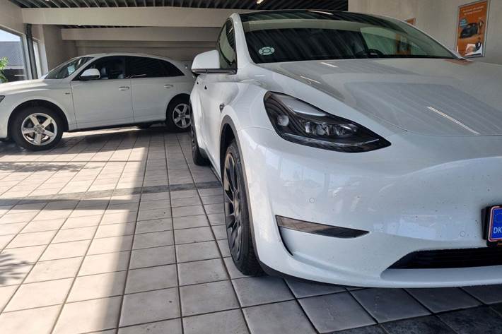 Hvid Tesla Model Y fra 2022