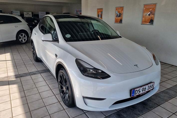 Hvid Tesla Model Y fra 2022