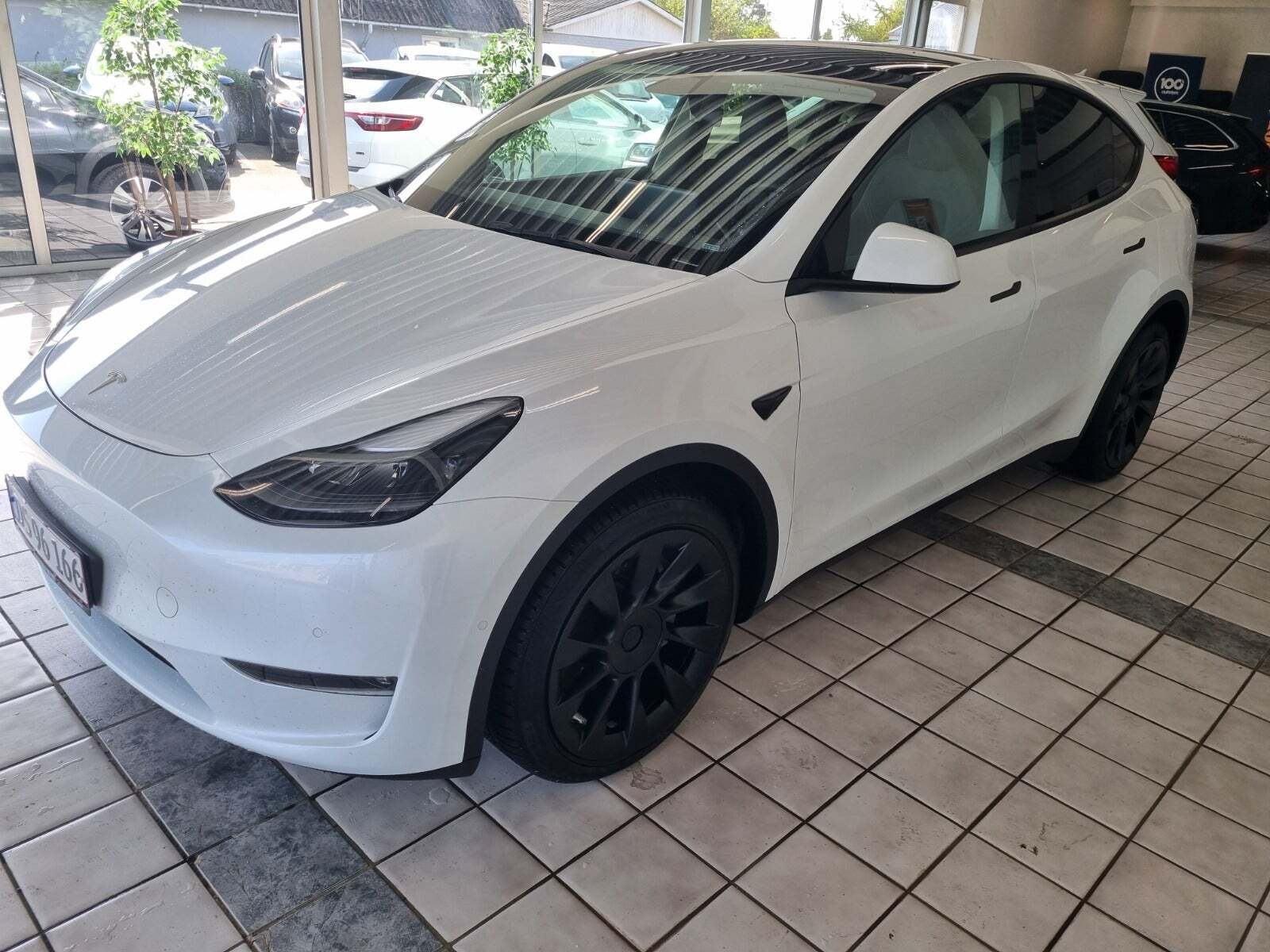 Hvid Tesla Model Y fra 2022