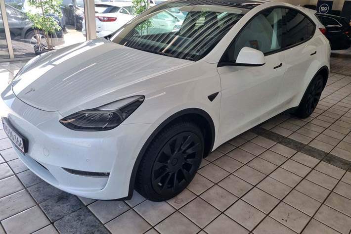 Hvid Tesla Model Y fra 2022