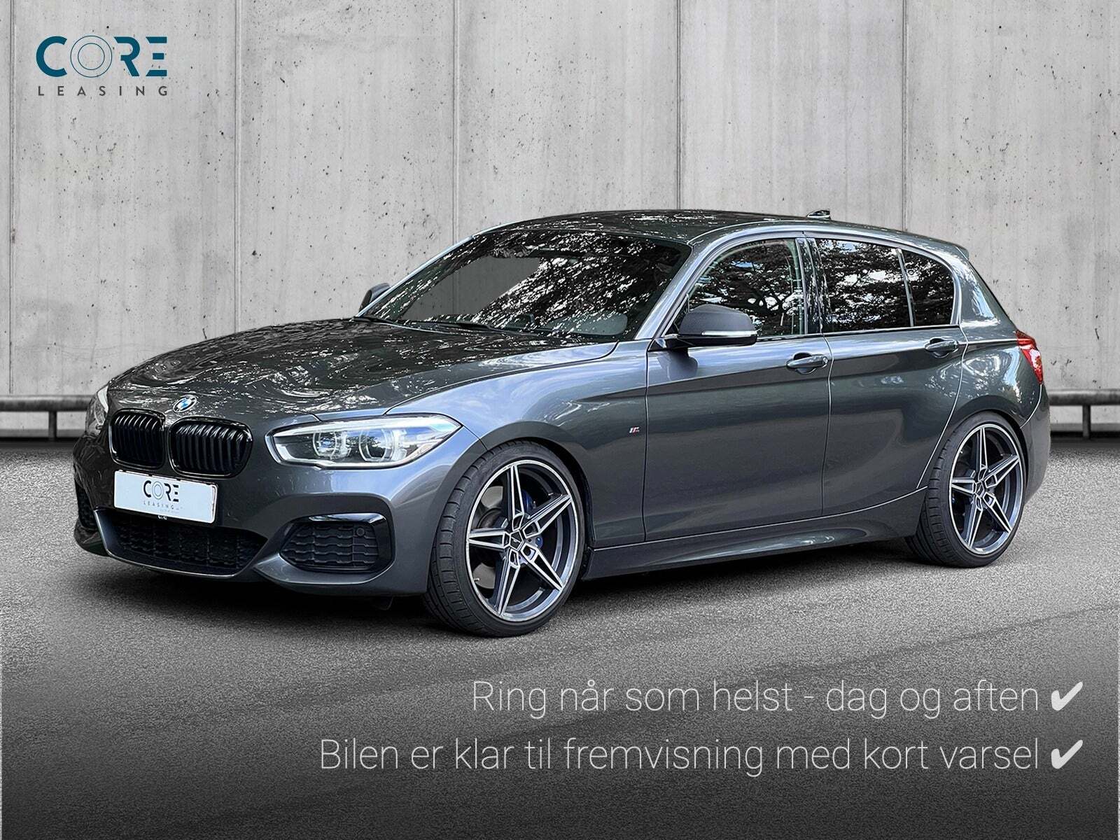 Grå BMW M140i fra 2017