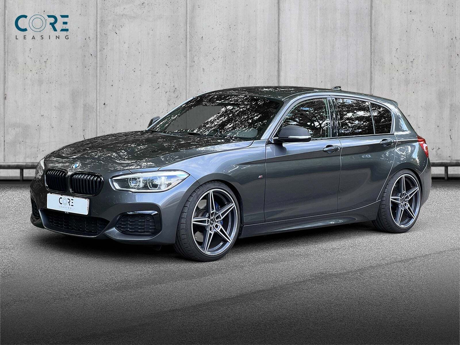 Grå BMW M140i fra 2017