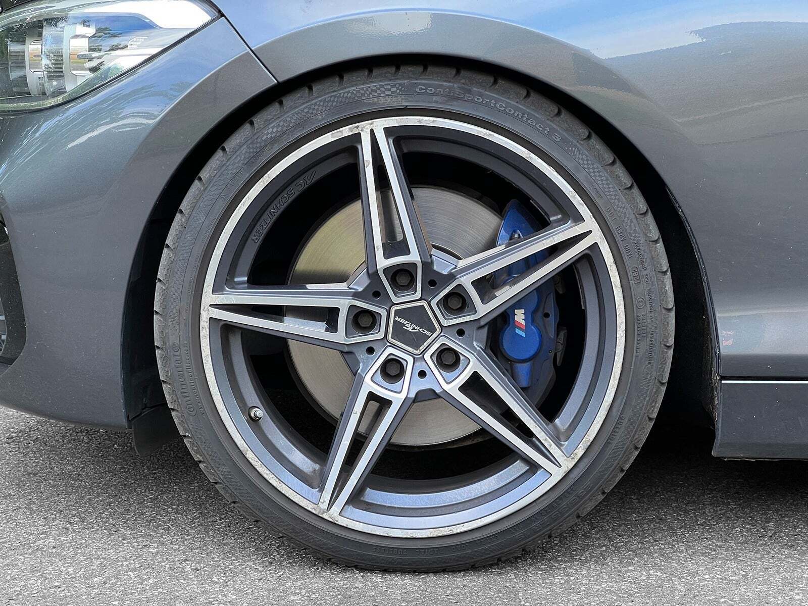 Grå BMW M140i fra 2017